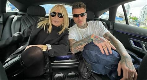 Fedez, la gag alla Milano Design Week: «Sono io il 